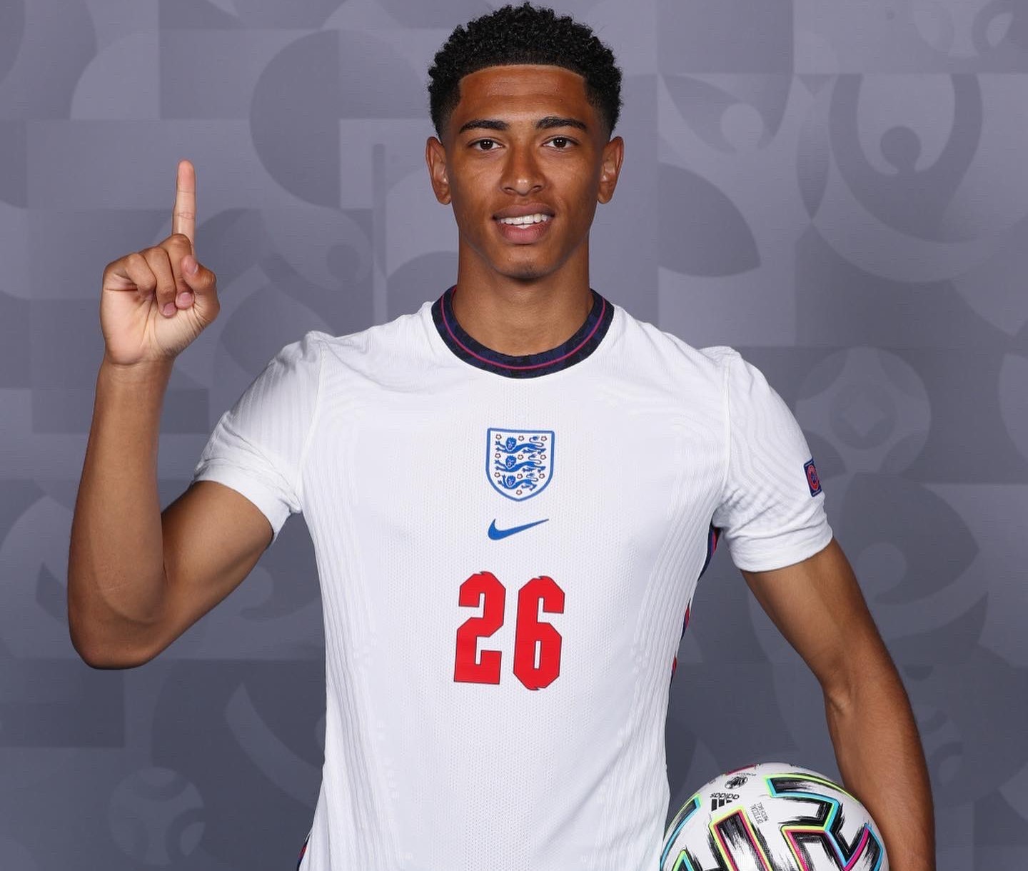 另一个半球的思念，奥斯卡晒出在家观看海港亚冠比赛照片（远隔半球仍心系海港，奥斯卡在家观战亚冠晒照）