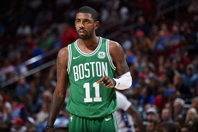 德甲生涯第10次戴帽，凯恩赛后将比赛用球带走收藏（凯恩德甲生涯第10次上演帽子戏法，赛后将比赛用球带回珍藏）