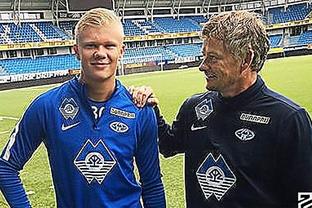 攻强守弱！曼联联赛轰30球仅次于曼城，丢26球仅少于5队（曼联进攻凶猛、防守堪忧：联赛30球追曼城，仅有5队失球更多）