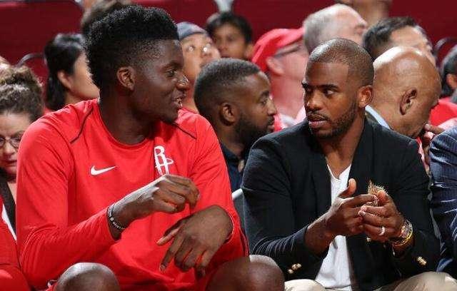 登国际舞台，泰州队“苏超”冠军奖杯亮相中国国际进口博览会（泰州队携“苏超”冠军奖杯亮相中国国际进口博览会，登上国际舞台）