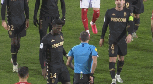 气坏了！沈梓捷补防被吹犯规抱怨绕场 犯满离场