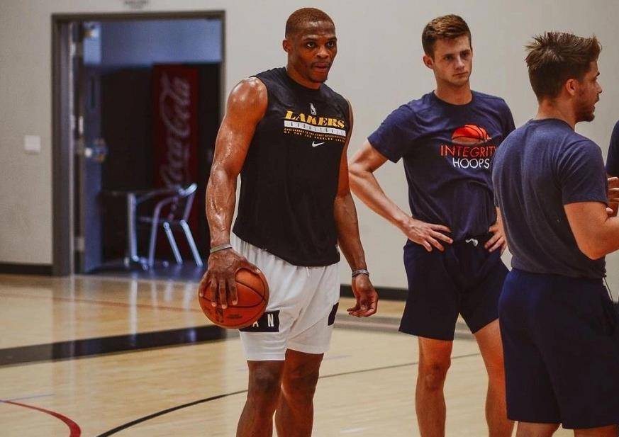 跟队：赫伊森将会在本周末皇马客战阿拉维斯的比赛中回归（队记：赫伊森将于本周末随皇马做客阿拉维斯时复出）